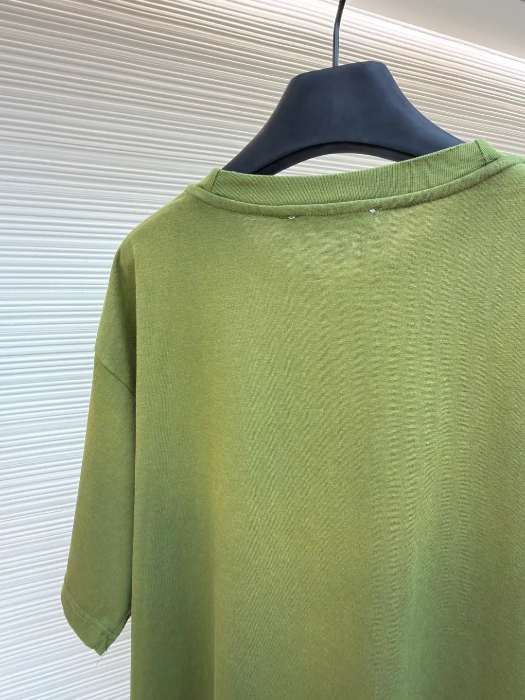 Acne Studios 1966 mud-dyed washed distressed short-sleeve ●Original version: Purchased and developed for 2800 ●Item number: 1682355-X95 ●Fabric: cloud velvet ski-like cotton fabric ●Technology: glue printing ●Color: green ●Version: fitted version ●Weight: about 215 grams ●Size: S-M-L-XL ●Description: Made of ultra-soft pure cotton fabric, garment-dyed, washed and distressed, the chest part has a dirty feel, and the lower part shows a gradient effect. The neckline is slightly frayed to better fit the overall tone. The overall line is straight and delicate, the fabric is comfortable and soft, and the color is consistent without color difference. It can be matched with the same style to create a fashionable look and control various occasions. Customized accessories, complete with three standards, the same style for men and women!